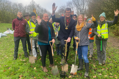 from the left, Cllr Taylor, Cllr Walkington and Cllr Campbell in the foreground with volunteers from Friends of Verulamium Park